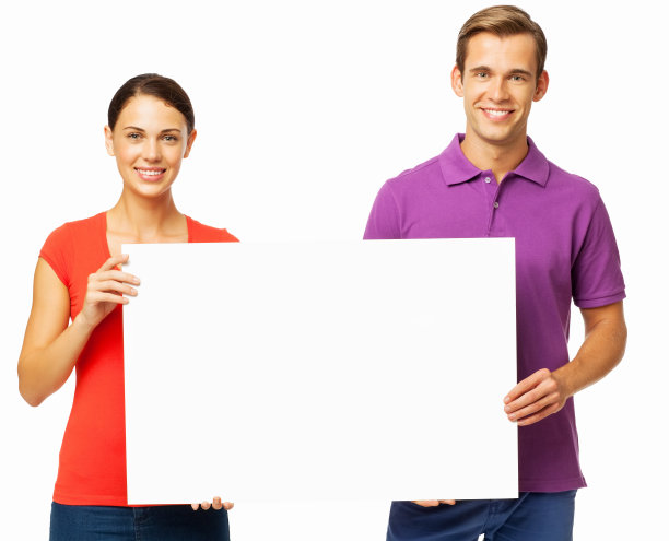 微笑的夫妇拿着空白的公告牌图片下载