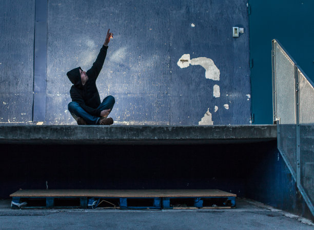 孤独的人图片下载