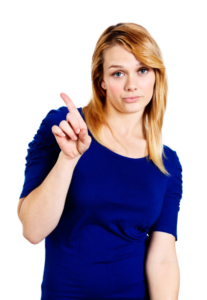 小心!漂亮的金发女郎控诉地摇着手指图片下载