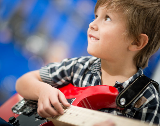 年轻男性吉他手图片下载