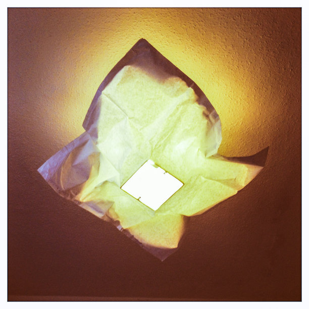 有亮灯泡的纸灯图片下载