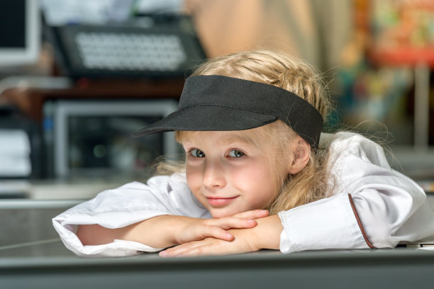 超市小收银员图片下载