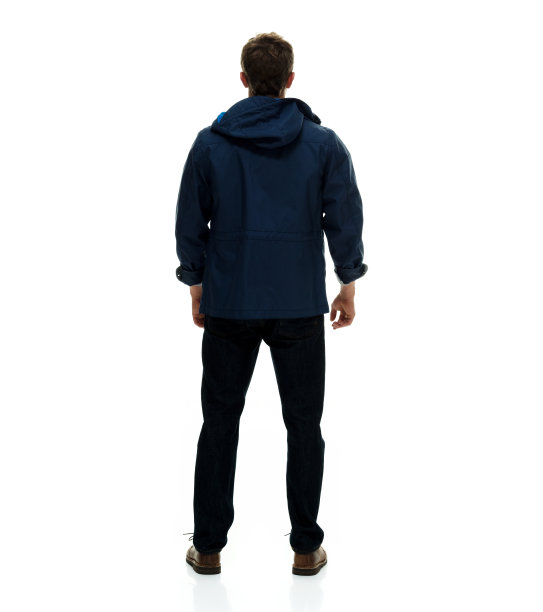 男人站在后面看着别处图片下载