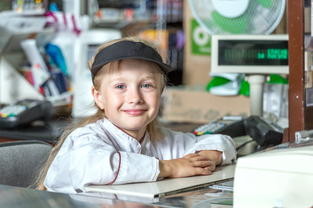 大店里的小收银员图片下载