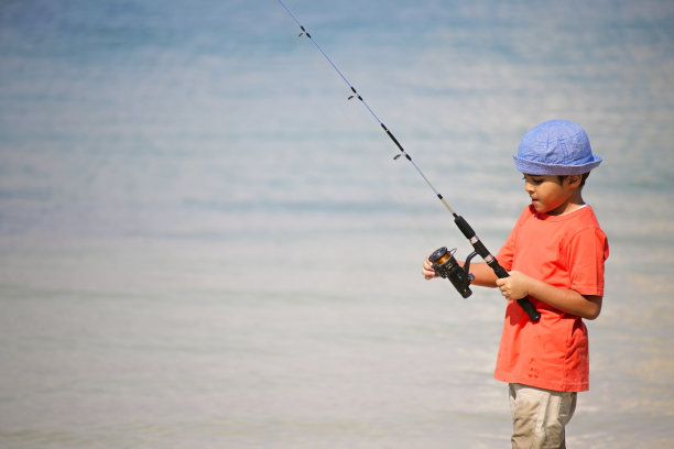 准备在海边钓鱼的男孩图片下载