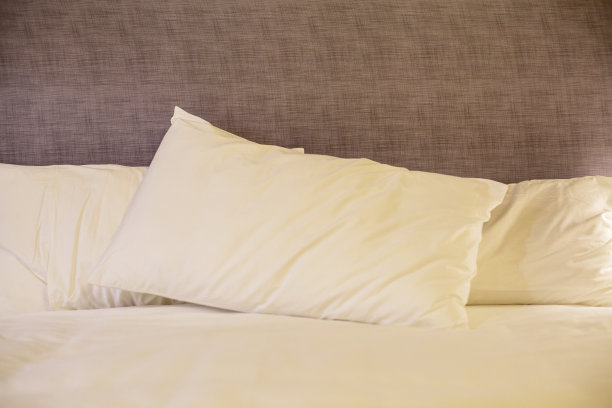 卧室的被子和枕头图片下载