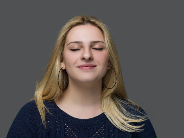 快乐年轻女性的肖像图片下载