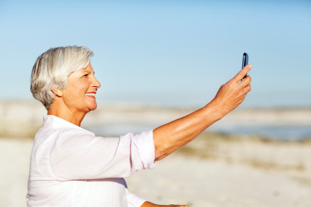 在海滩上自拍的老女人图片下载