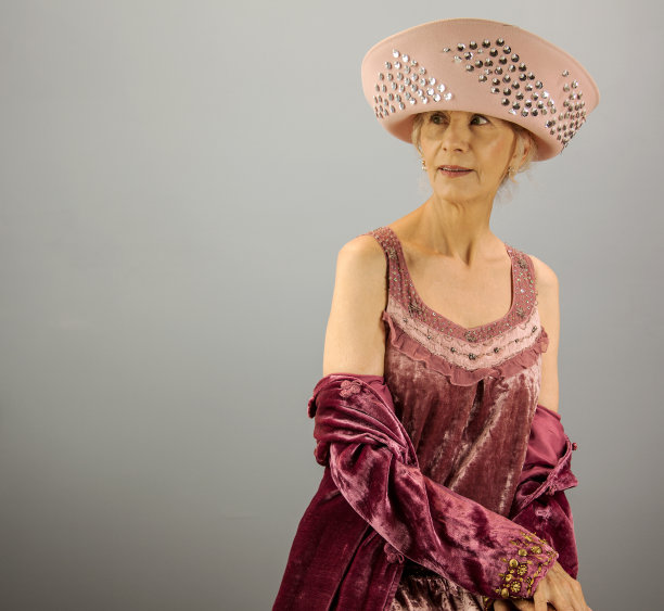 戴超大号帽子的资深女性图片下载