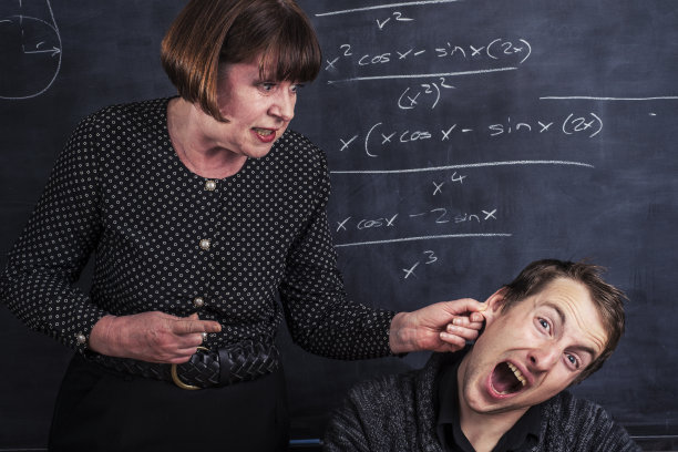 把他的耳朵图片下载