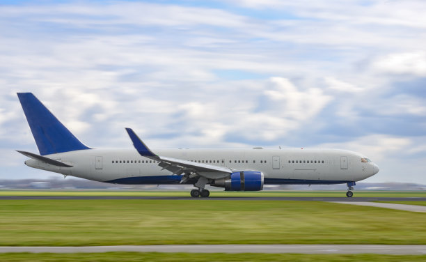 飞机从机场起飞图片下载