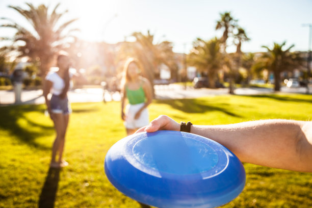 快乐的朋友们在夏天的公园里玩耍图片下载