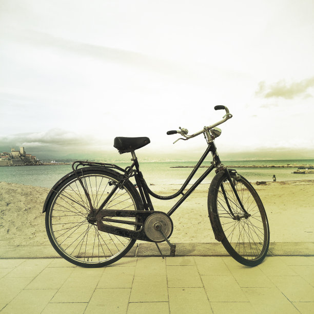 老式自行车在海滩昂蒂布法国图片下载