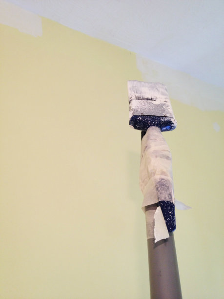 用画笔在树枝上作画图片下载