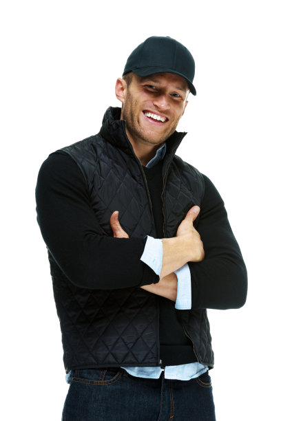 微笑的男人双臂交叉站着图片下载