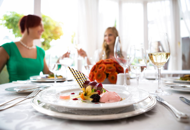 饭后吃甜点的女士们图片下载