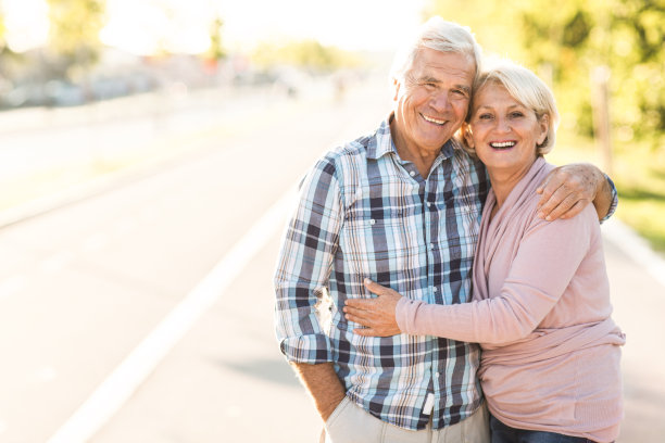 一对微笑的老年夫妇的肖像图片下载
