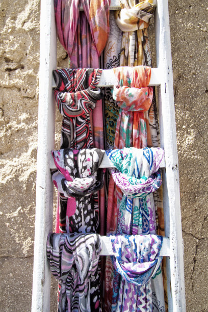 彩色丝巾挂在白色的梯子上，意大利图片下载