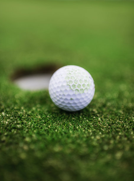 高尔夫球杯旁边的果岭图片下载