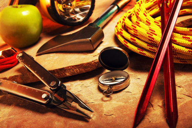 红岩上的露营用品图片下载