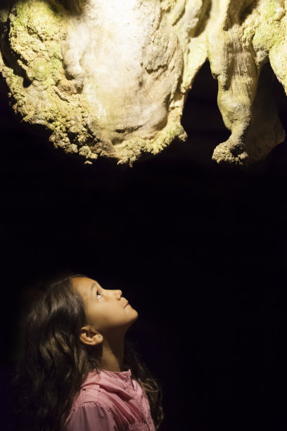 山洞里的小女孩图片下载