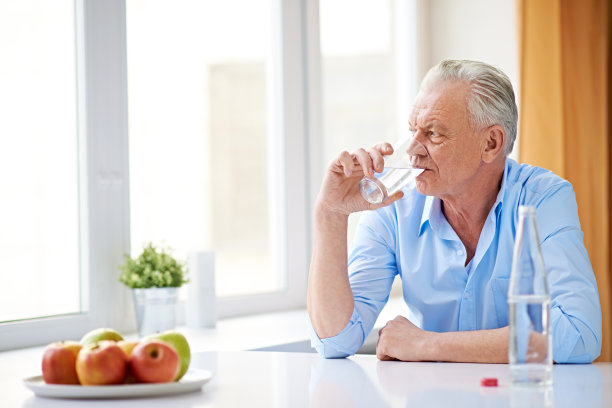深思熟虑的退休人图片下载