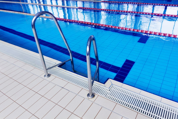 带楼梯的游泳池图片下载