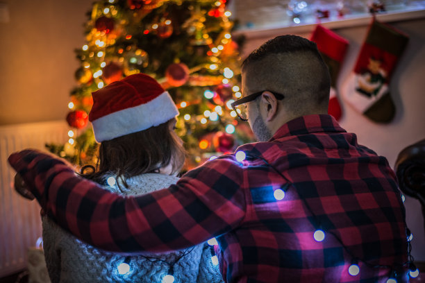 年轻情侣在圣诞浪漫图片下载