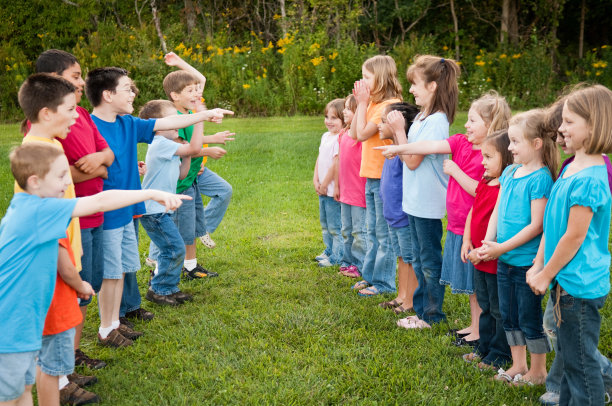 男孩和女孩在外面互相戏弄图片下载