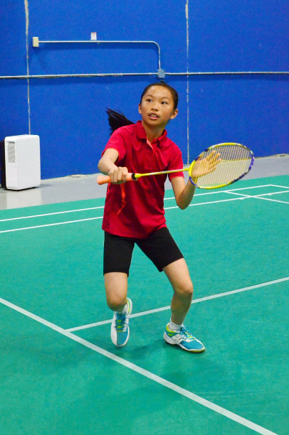 少年羽毛球运动员素材图片
