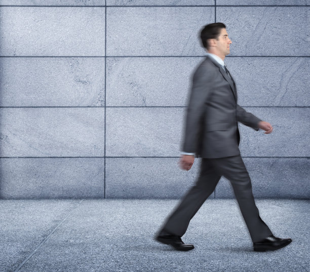 模糊的商人走在人行道上图片下载