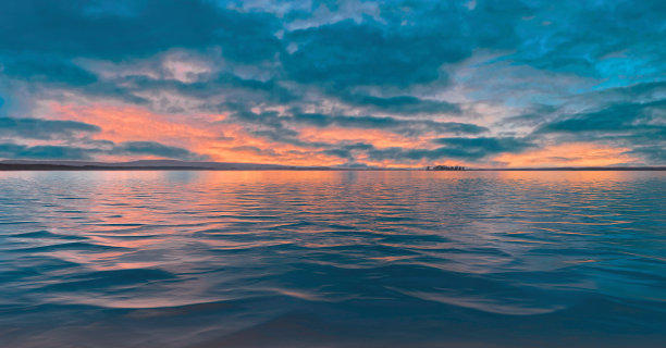 戏剧性的云景在黄昏与湖上的反射图片下载