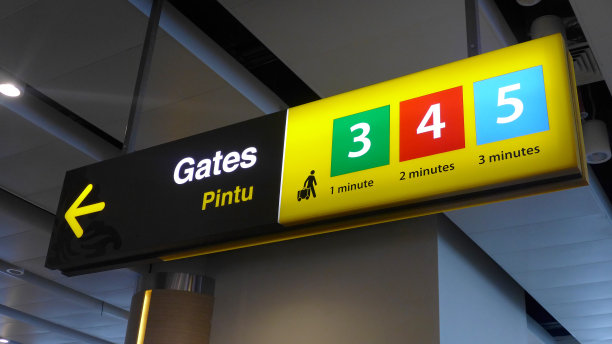 机场内的登机口标志图片下载