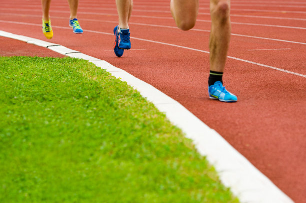 参加800米赛跑的运动员图片下载