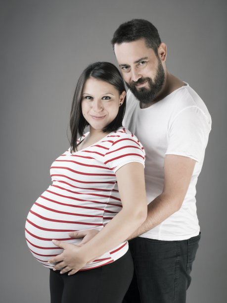 一对年轻夫妇期待着孩子的肖像图片下载