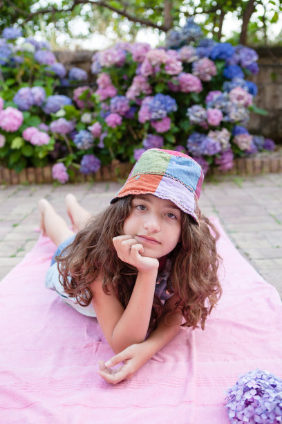 花园里的女孩肖像图片下载