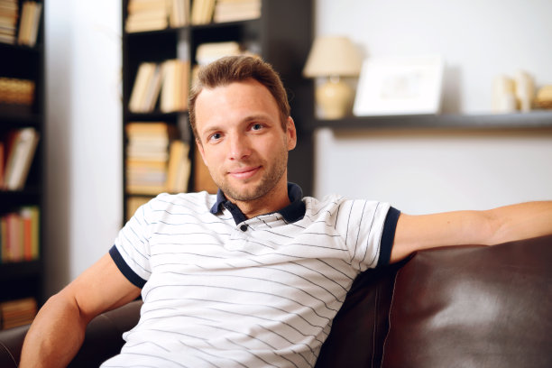 家庭内部的年轻人图片下载