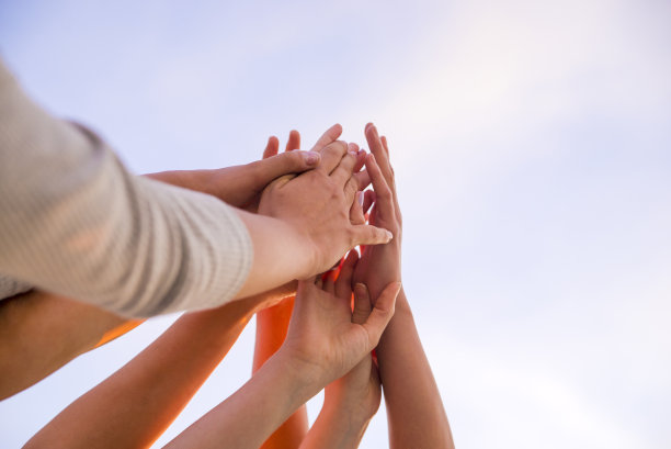 在屋顶击掌的快乐朋友图片下载