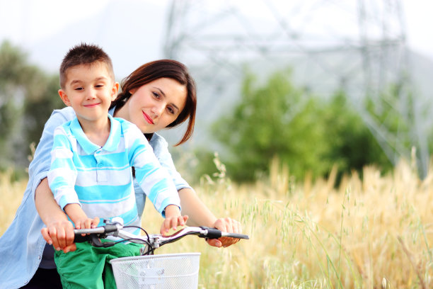 母亲和儿子图片下载