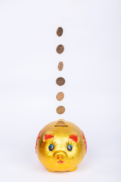 硬币掉进了存钱罐图片下载