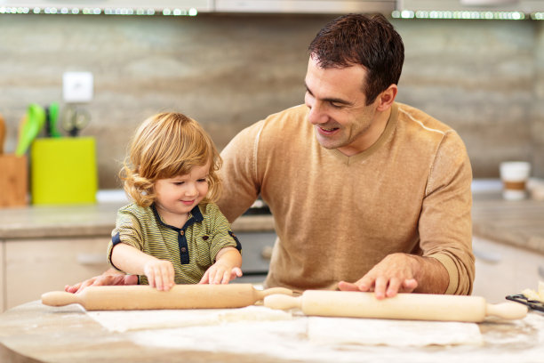 父亲和儿子在揉面。图片下载