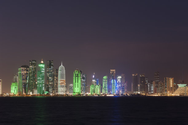 卡塔尔多哈夜间城市天际线彩色照片（2015年）图片下载