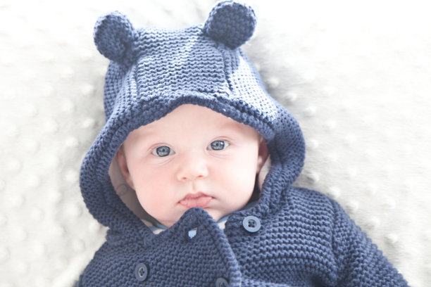 穿着蓝色针织上衣的小男孩图片下载