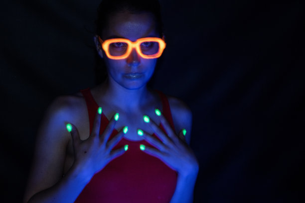 一个迷人的女性身上的紫外线图片下载