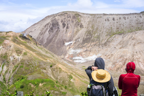 从北海道徒步旅行路线看臼山火山火山口图片下载