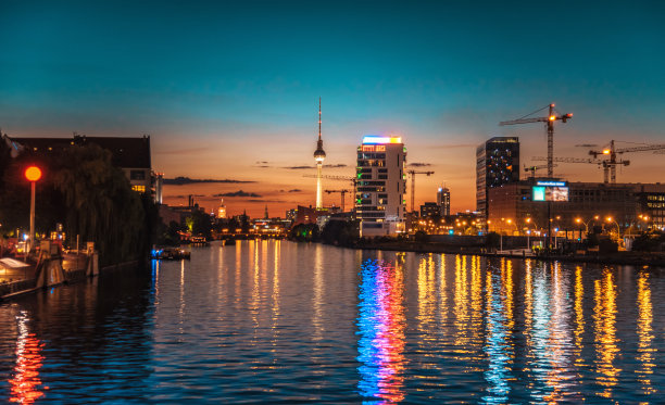 柏林城的倒影在河与电视塔上的观点素材图片