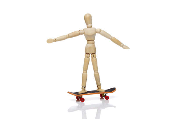 骑滑板的木偶图片下载
