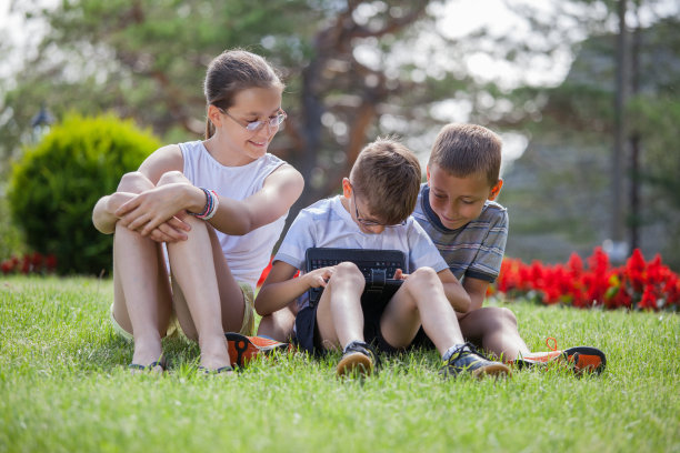 少女和她的兄弟们在大自然中嬉戏图片下载