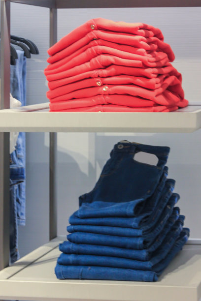 女人的衣服放在衣架上图片下载