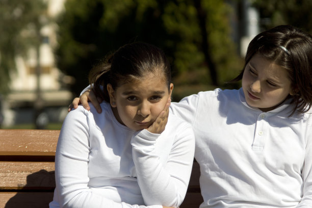 悲伤的女孩和她的朋友图片下载